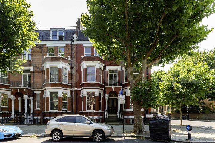 Modern studio set within a large period house mins to tube and shops Sutherland Avenue, Maida Vale